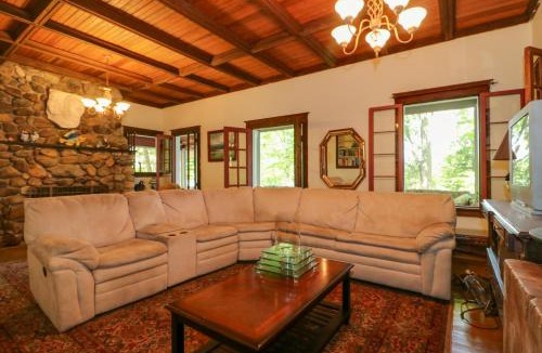 Sand Creek House | Island Cottage on Evans Lake: Boat Rental Required