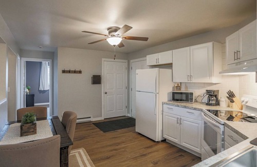 Weston Apartment | Jelinek Hideaway Unit 2 - Modern 2BR Apartment