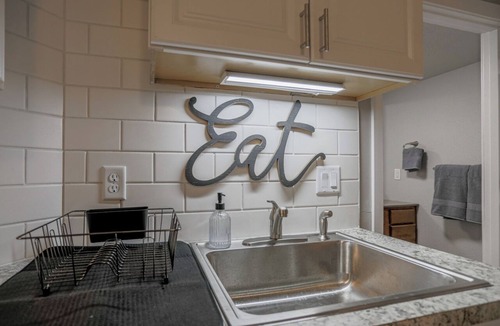 Weston Apartment | Jelinek Hideaway Unit 2 - Modern 2BR Apartment