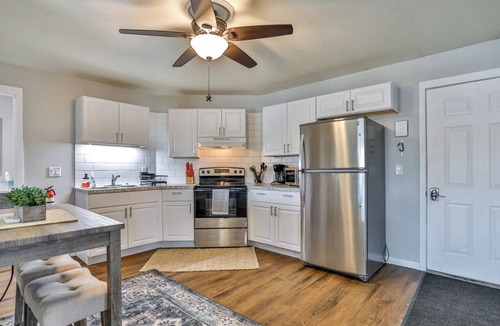Weston Apartment | Jelinek Hideaway Unit 3 - Modern 2BR Apartment
