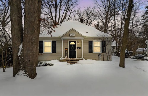 Dicken House | Just 4 Blocks to Michigan Stadium, Charming Ann Arbor Stay Sleeps 2–4