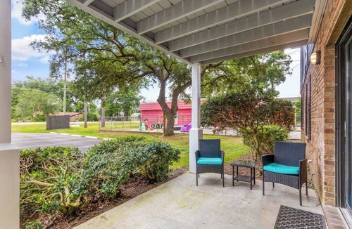 Northeast Pensacola Condo | King Bed | Central Location | 75" TV | Washer & Dryer | Shower & Tub | Patio | Updated