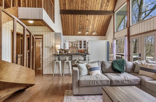 Tate Apartment | King Bed, Mountain Scenes, Hot Tub, Pet Friendly
