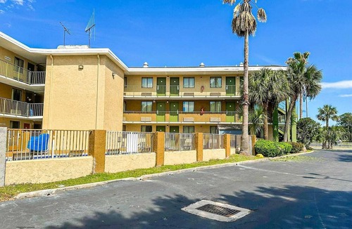 Mobile Apartment | King Bed |OYO Hotel Mobile