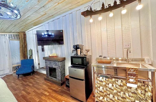 Independence House | King Suite & Bunkhouse - Deer Camp - WiFi - Grill