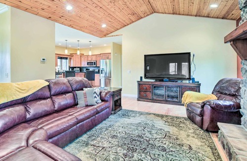 Burkesville House | King Suite Haven Near Dale Hollow Lake & Boat Slip