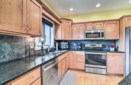 Burkesville House | King Suite Haven Near Dale Hollow Lake & Boat Slip