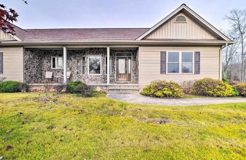 Burkesville House | King Suite Haven Near Dale Hollow Lake & Boat Slip