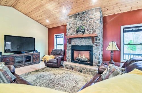 Burkesville House | King Suite Haven Near Dale Hollow Lake & Boat Slip