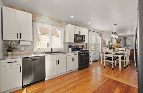 Lakeside House | L1 - Firepit Nights & Beach Days, 3BR w/Stunning Backyard, Pet Friendly too