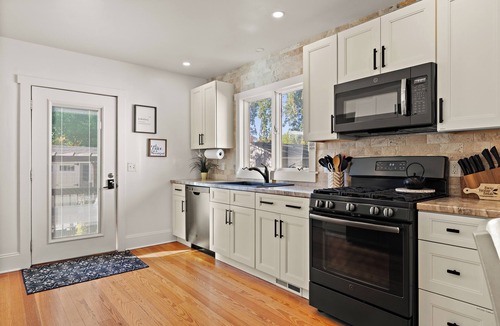 Lakeside House | L1 - Firepit Nights & Beach Days, 3BR w/Stunning Backyard, Pet Friendly too