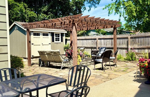 Lakeside House | L1 - Firepit Nights & Beach Days, 3BR w/Stunning Backyard, Pet Friendly too