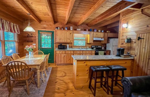 Warm Springs Cabin | Labor Day at The Summit - Wifi and Hot Tub! - Callaway Gardens