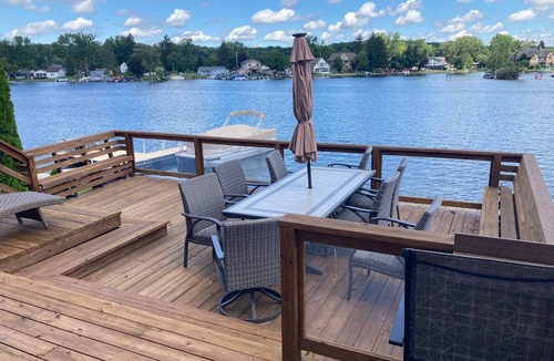 White Lake House | Lakefront home w/walkout basement arcade/bar area! Free Kayaks! Sandbar!