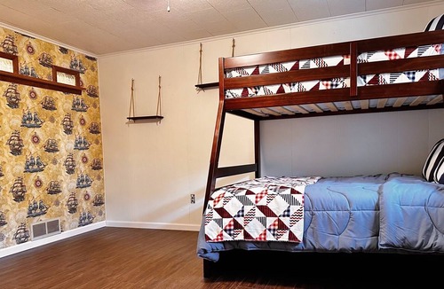 Cedar Lake House | LAKE ACCESS, spacious lake home perfect for large families and events, +kayaks
