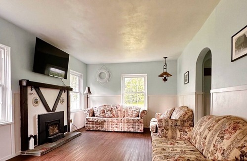Cedar Lake House | LAKE ACCESS, spacious lake home perfect for large families and events, +kayaks
