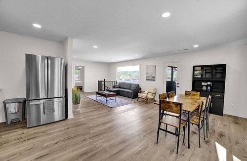 Alpine Bay Cottage | Lake Cottage - Sleeps 10 - Clean and Modern - Great Views
