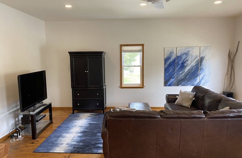 Harbor Beach House | Lake Huron Harbor Getaway-Walk to Downtown and the Beach