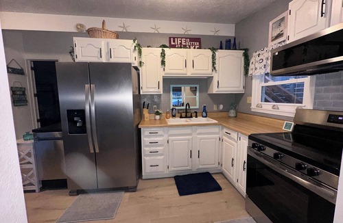 Monticello Cottage | Lake-Level Retreat w Hot Tub, Picture Windows & 65” TV for Ultimate Relaxation