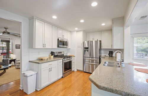 Acworth House | Lake Point Cottage at Acworth Beach