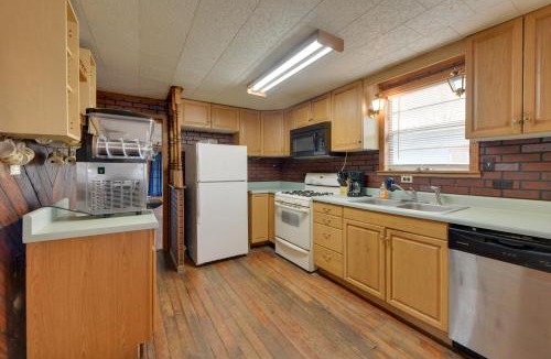 Fort Gaines House | Lake Views + Dock Access: Georgetown Group Getaway