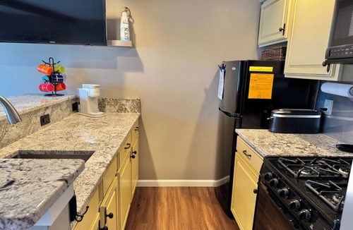 Onekama Condo | Lakefront 1 bdrm—Pool & Hot Tub—Lake Michigan Access—2 Kayaks Provided!
