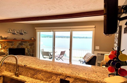 Onekama Condo | Lakefront 1 bdrm—Pool & Hot Tub—Lake Michigan Access—2 Kayaks Provided!