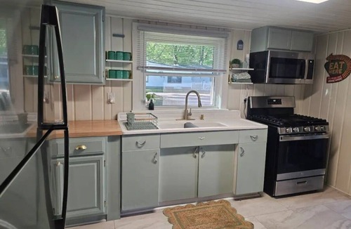 Lupton House | Lakefront 3BR Fishing, Bonfires and Sunsets - Kayaks Included