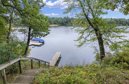 Friendship Ski Chalet | Lakefront-Bar-Arcade-30 min to WI Dells-Water Toys