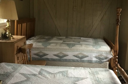 Barryton Cottage | Lakefront cottage on Diamond Lake