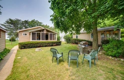 Monticello House | Lakefront Cottage w/Deck Near Indiana Beach!