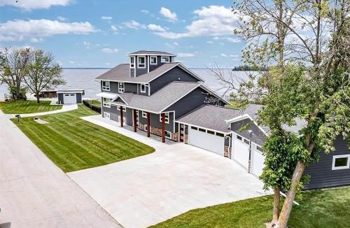 Green Bay House | Lakefront Cottage with Nice Sights in Green Bay, Wisconsin