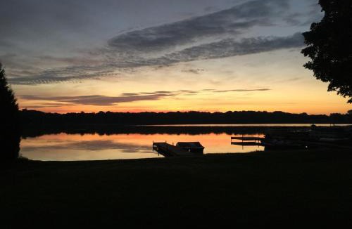 Howe House | Lakefront Girls getaway Romantic Retreat low fees