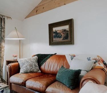 Howe House | Lakefront Girls getaway Romantic Retreat low fees