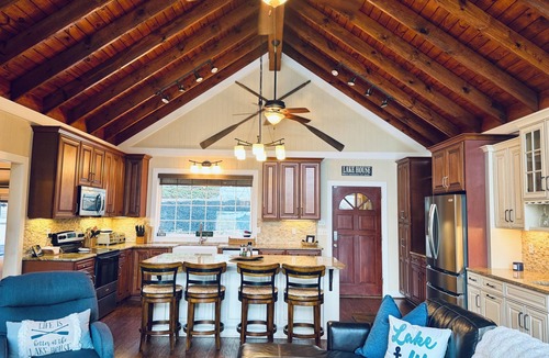 Jacksons' Gap House | Lakefront Home: Dock, Kayaks, Ping Pong, Fire Pit, Stunning Views & Dog Friendly