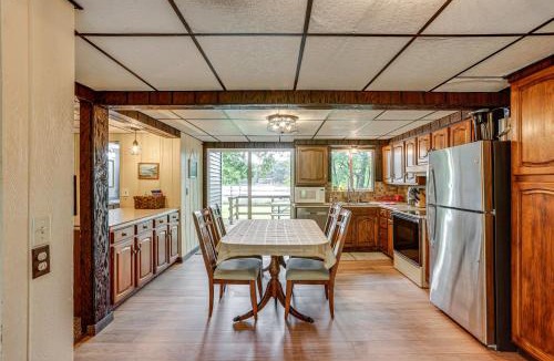 Brohman House | Lakefront Home w/Deck: Central Michigan Escape!