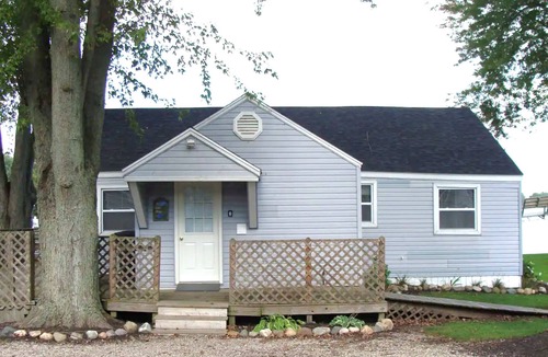 Coldwater House | Lakefront home w/Sunroom beach, kayaks, dock and laundry. 4 bd. Pet Friendly!