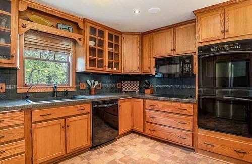 Six Lakes House | Lakefront House Great for Bachelorette Parties and Reunions