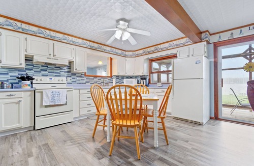 Coldwater House | LAKEFRONT RETREAT with private dock, Relax, play & gather with family & friends.