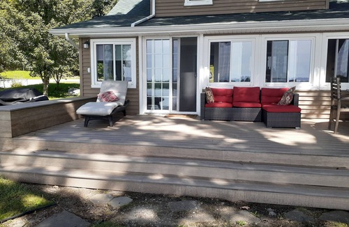 Laingsburg House | Lakefront sleeps 4-6. MSU events, weddings, golf, close to East Lansing. FISH!