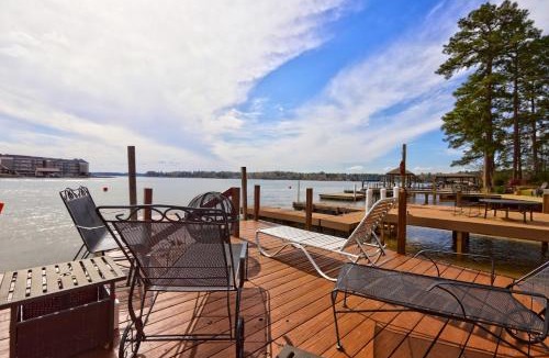 Dadeville Villa | Lakefront Stillwaters Villa w/Deck & Private Dock