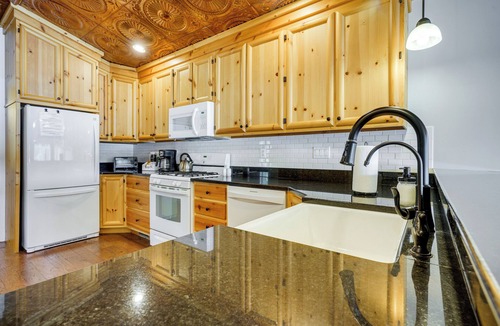 Howe House | Lakefront Vacation Rental ~ 10 Mi to Shipshewana!