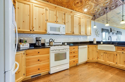 Howe House | Lakefront Vacation Rental ~ 10 Mi to Shipshewana!