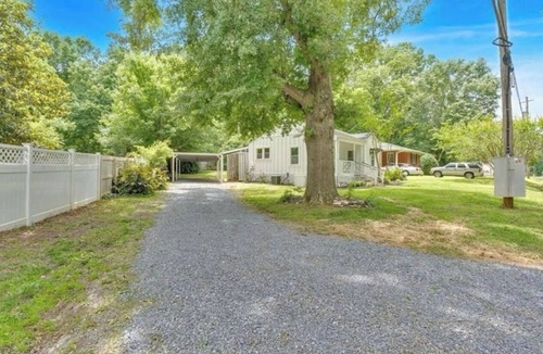 Cartersville House | Lakepoint Landing 2B-2B 3Tvs close to highway I-75 1 king size bed