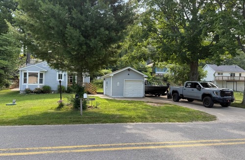 Ludington Cottage | Lakeshore Cabana 2-bedroom cottage with AC in charming Ludington