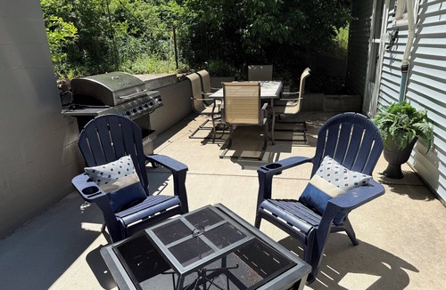 Ludington Cottage | Lakeshore Cabana 2-bedroom cottage with AC in charming Ludington