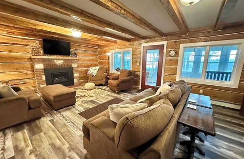 Au Train Cabin | Lakeside Cottage with sand beach & fireplace!