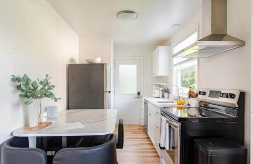 Hartland House | Lakeside Retreat, Cozy 2BD Cottage with Firepit Close to the Lake