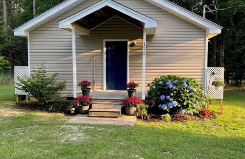 Abbeville House | Lakeside Retreat: Boating, Fishing, and Relaxation. NO CLEANING FEES!