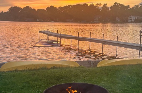 Alto Cottage | Lakeside Retreat Near Grand Rapids: Private Dock, Kayaks & Sunset Views
